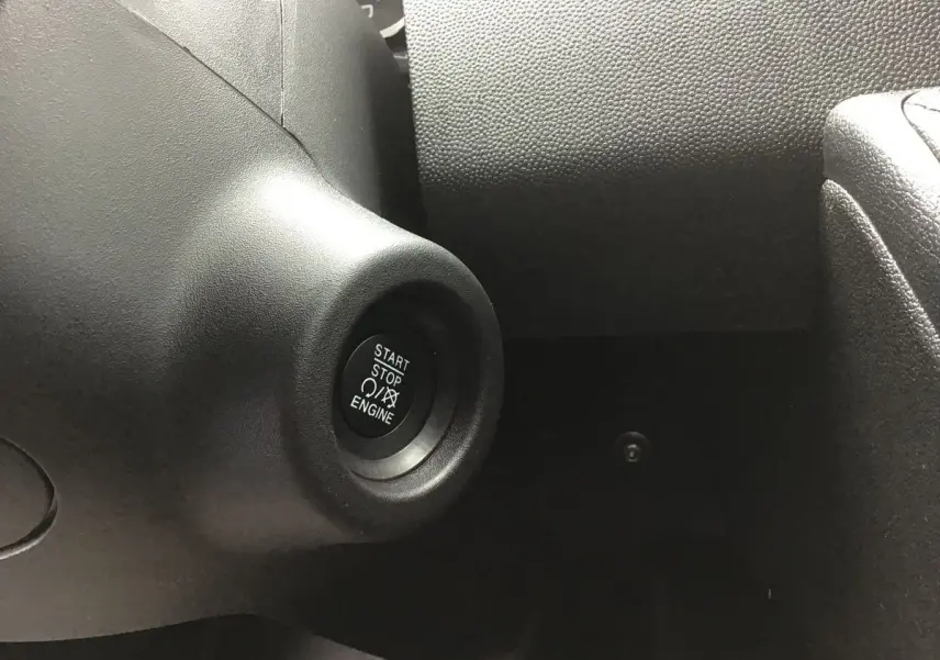 Bouton start/stop moteur en gros plan sur le tableau de bord noir du Fiat Ducato Fourgon blanc 2023.