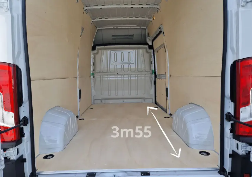Vue intérieure arrière du Citroën Jumper blanc L3H3 2023, montrant l'espace de chargement avec revêtement bois et indication 3m55.