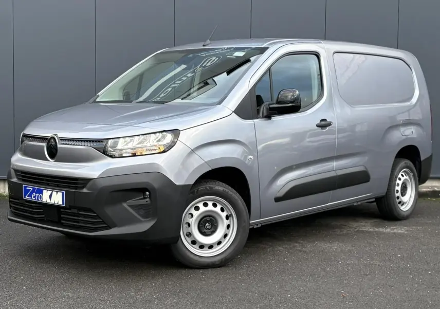Vue 3/4 avant droit d'un Citroën Berlingo Van XL gris Artense avec calandre noire et jantes tôles 16 pouces.