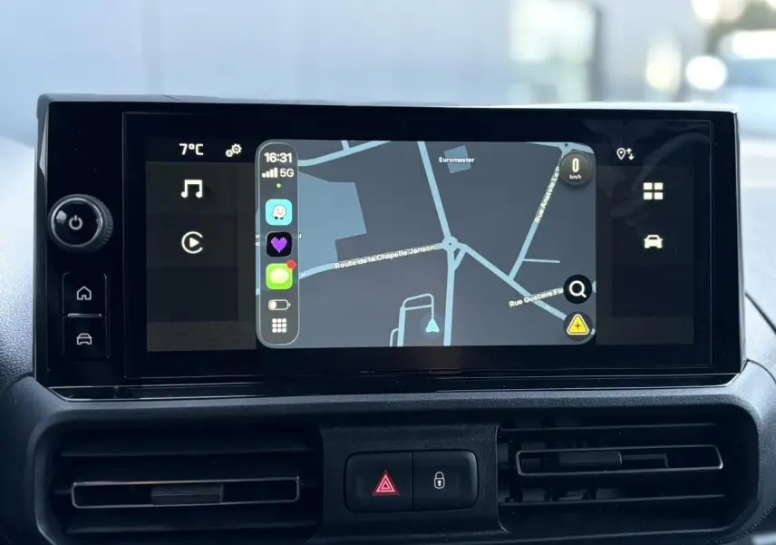 Écran tactile 10 pouces avec navigation et commandes intégrées sur tableau de bord noir du Citroën Berlingo Van XL 2025.