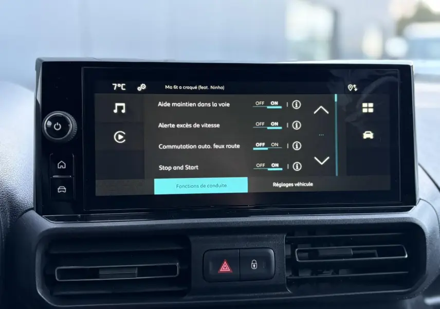Écran tactile central du tableau de bord du Citroën Berlingo 2025 affichant les réglages d’aides à la conduite.