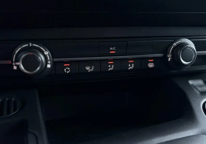 Gros plan sur la console de climatisation du Citroën Berlingo Van XL 2025 avec commandes rotatives et boutons lumineux rouges.