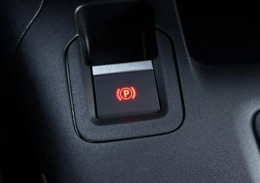 Gros plan sur le bouton de frein de stationnement électrique allumé dans le CITROEN Berlingo Van XL 2025 gris Artense