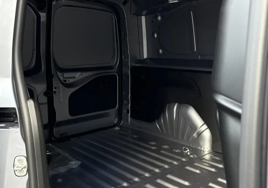 Vue intérieure de la zone de chargement du Citroën Berlingo Van XL gris Artense avec porte latérale ouverte.