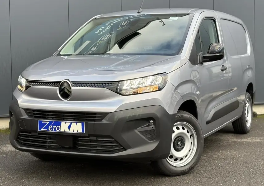 Citroën Berlingo Van XL gris Artense vu en 3/4 avant droit avec calandre noire et jantes tôles grises.