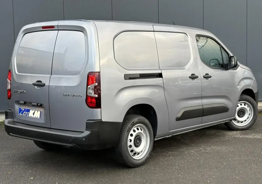 Vue 3/4 arrière droite du Citroën Berlingo Van XL gris Artense avec portes battantes et jantes tôles blanches.