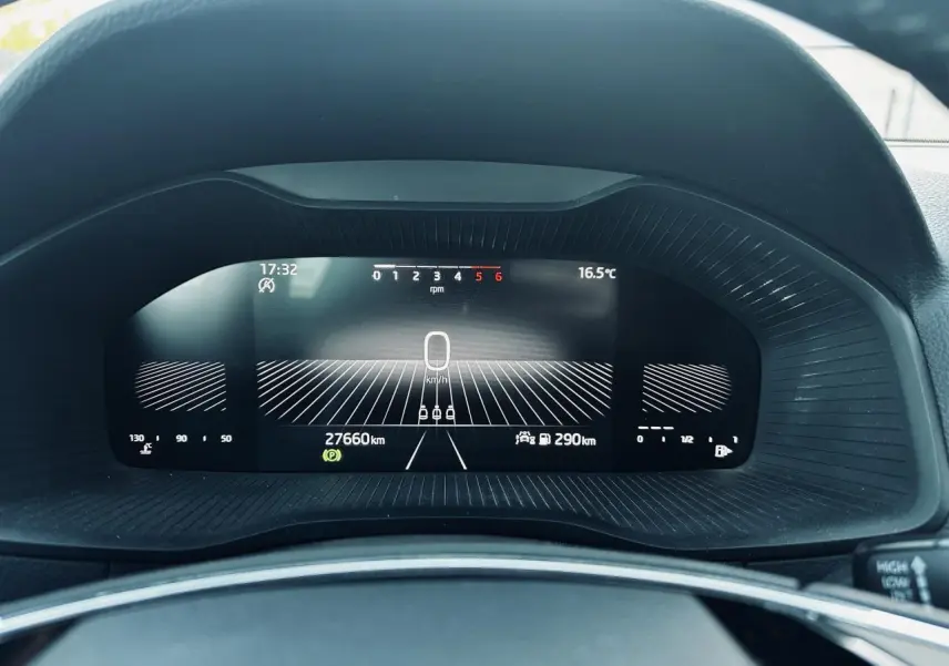 Vue rapprochée du tableau de bord digital noir du Skoda Karoq 2024 affichant la vitesse et l'autonomie.