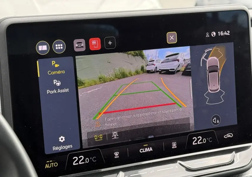 Écran tactile intérieur montrant la caméra de recul et l’assistance au stationnement du SEAT Leon noir Minuit.
