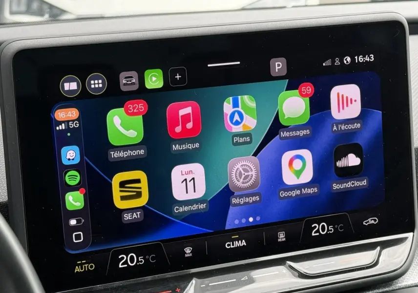 Écran tactile central de la SEAT LEON 2025 affichant les applications connectées avec interface colorée et moderne.