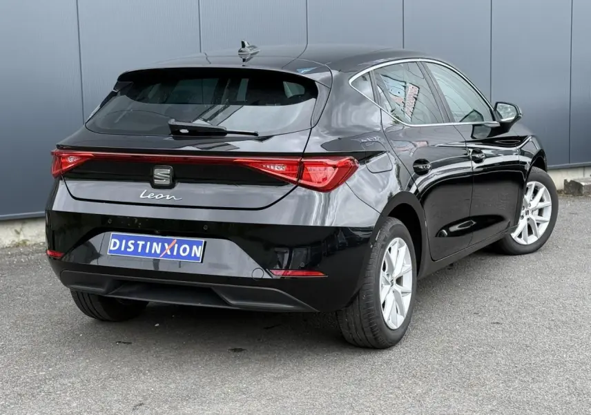 Vue 3/4 arrière droite d'une SEAT Leon noire Minuit avec feux arrière LED et jantes alliage 16 pouces.