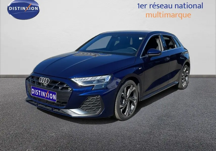 Audi A3 Sportback bleu Navarre métal vue 3/4 avant droit, mettant en valeur ses optiques LED et jantes alliage.