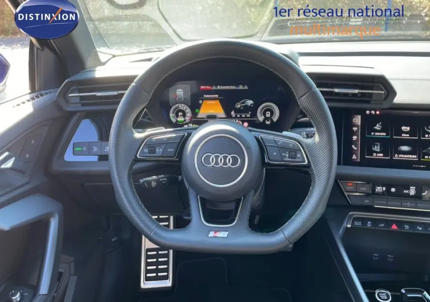 Vue intérieure centrée sur le volant S-Line noir perforé et le tableau de bord numérique de l'Audi A3 Sportback 2025.