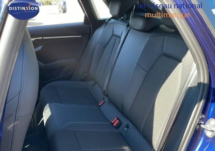 Vue intérieure côté droit des sièges arrière en tissu gris noir de l'Audi A3 Sportback 40 TFSIe bleu Navarre 2025.