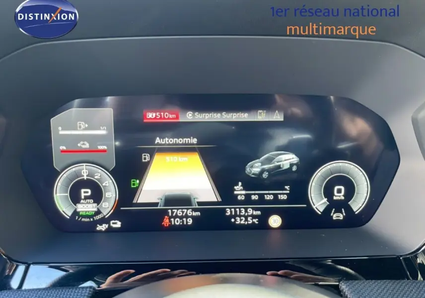 Vue rapprochée du tableau de bord numérique de l'Audi A3 Sportback 2025, affichant l'autonomie et les indicateurs.
