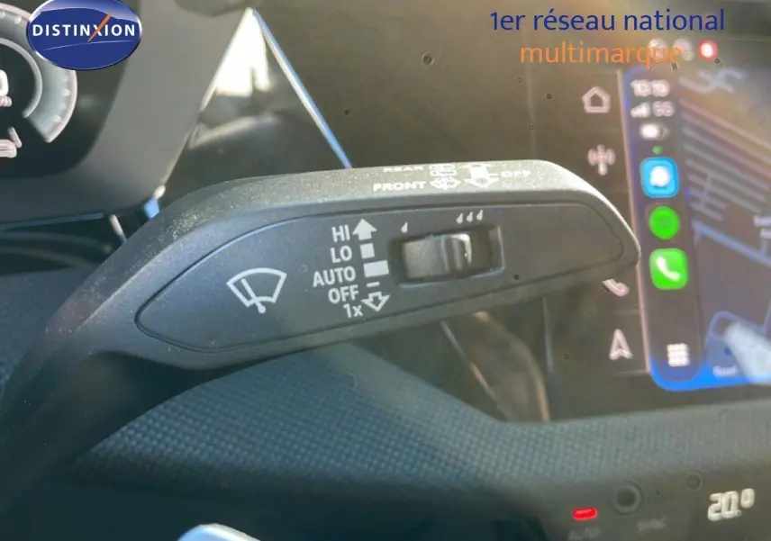 Gros plan sur la commande d’essuie-glace à gauche du volant dans l’habitacle d’un Audi A3 Sportback bleu Navarre 2025.