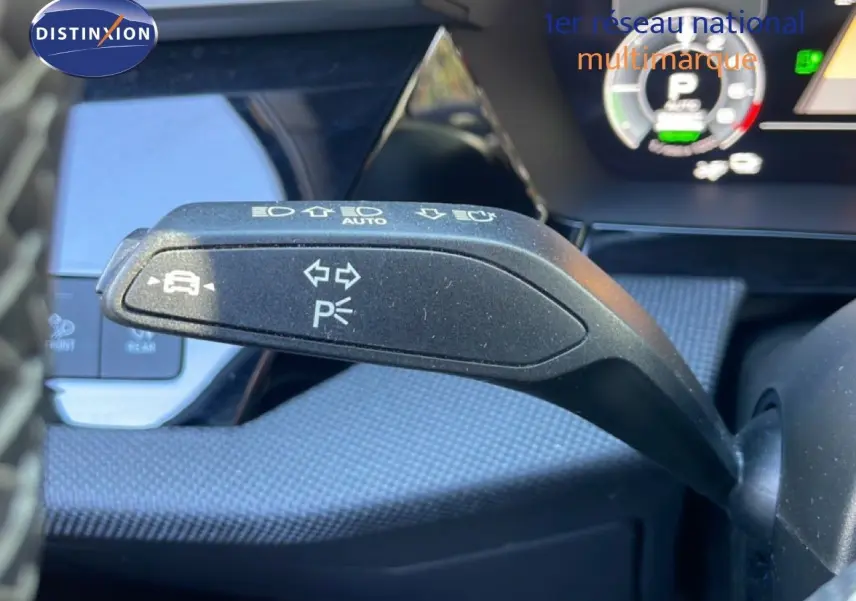 Gros plan sur la commande de clignotant à gauche dans l’habitacle d’un Audi A3 Sportback 40 TFSIe bleu Navarre 2025.