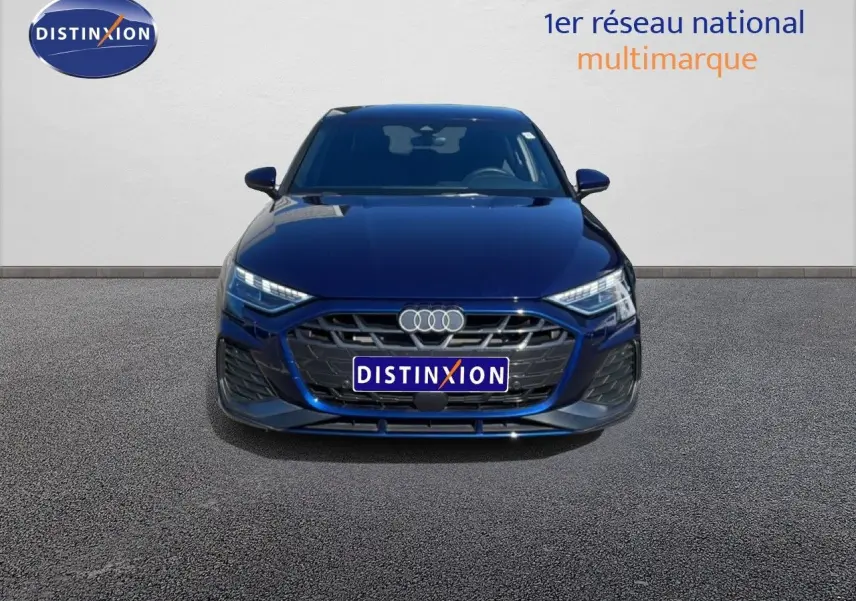 Vue frontale d'une Audi A3 Sportback 40 TFSIe S-Line bleu Navarre métallisé, avec calandre distinctive et phares LED allumés.