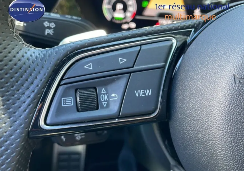 Gros plan sur les commandes au volant en cuir noir perforé de l’Audi A3 Sportback 40 TFSIe 2025.