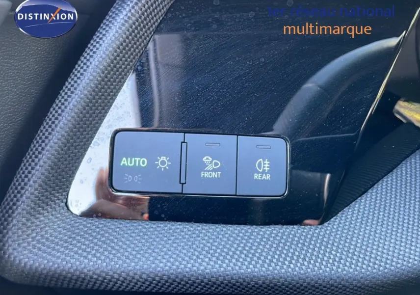 Gros plan sur les commandes d’éclairage automatiques et antibrouillard dans l’habitacle de l’Audi A3 Sportback bleu Navarre.