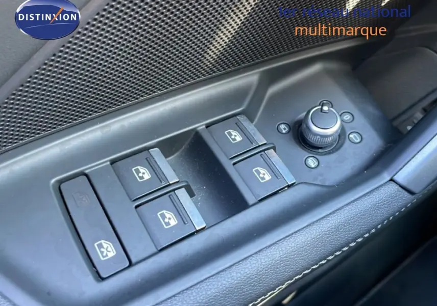 Gros plan sur les commandes de lève-vitres et réglage des rétroviseurs côté conducteur d’une Audi A3 Sportback 2025.