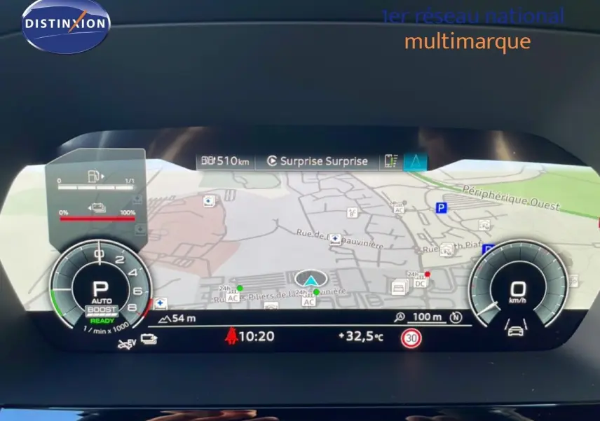 Vue du tableau de bord numérique de l'Audi A3 Sportback 2025, affichant la navigation et les informations de conduite.