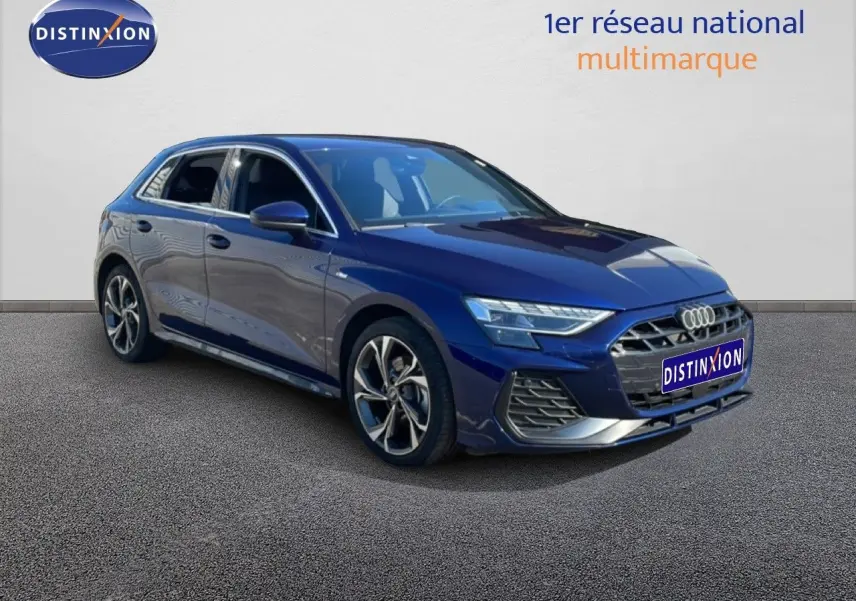 Audi A3 Sportback bleu Navarre métal en 3/4 avant droit, mettant en valeur sa calandre et ses jantes distinctives.