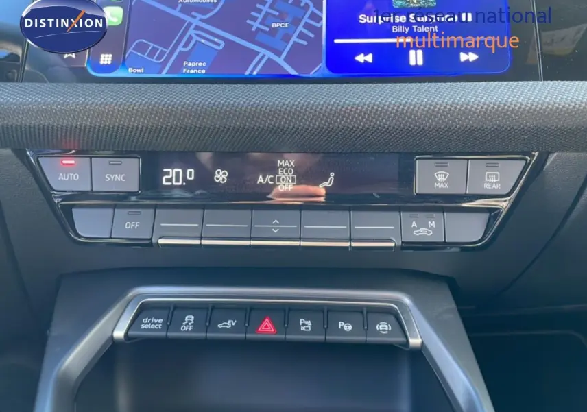 Vue rapprochée de la console centrale de l'Audi A3 Sportback 2025, affichant la climatisation et les commandes de conduite.