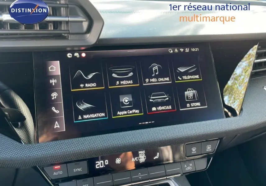 Vue rapprochée de l’écran tactile central de l’Audi A3 Sportback 2025 avec interface multimédia et commandes climatisation.