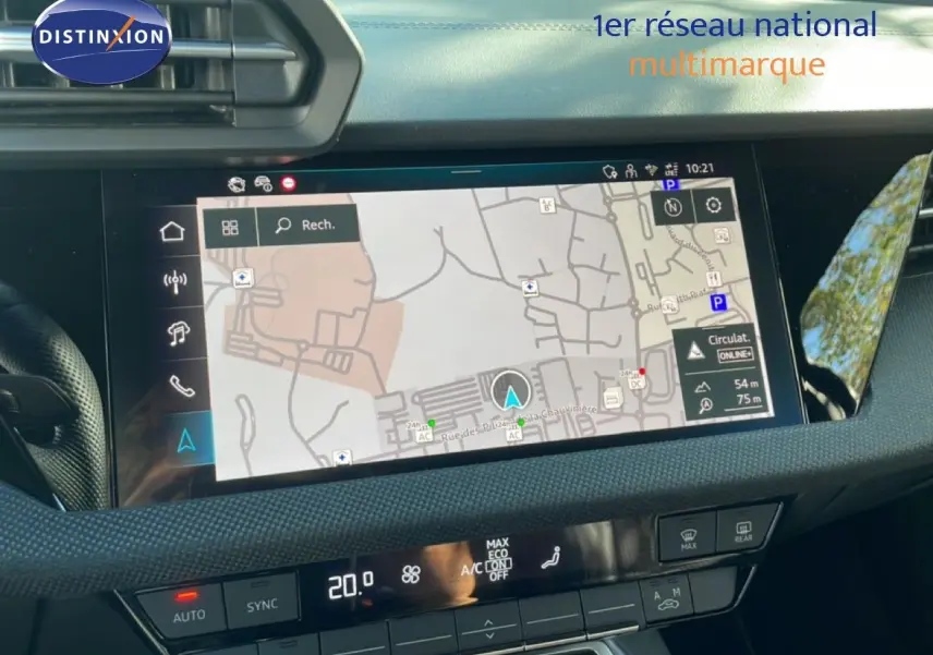 Vue rapprochée de l’écran tactile central de l’Audi A3 Sportback 2025 avec affichage GPS et commandes climatiques.