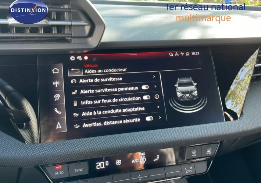 Vue intérieure du tableau de bord de l’Audi A3 Sportback 40 TFSIe, écran tactile affichant les aides à la conduite.