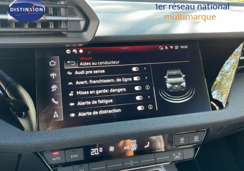 Écran tactile intérieur de l’Audi A3 Sportback 40 TFSIe 2025 affichant les aides à la conduite, finition S-line.