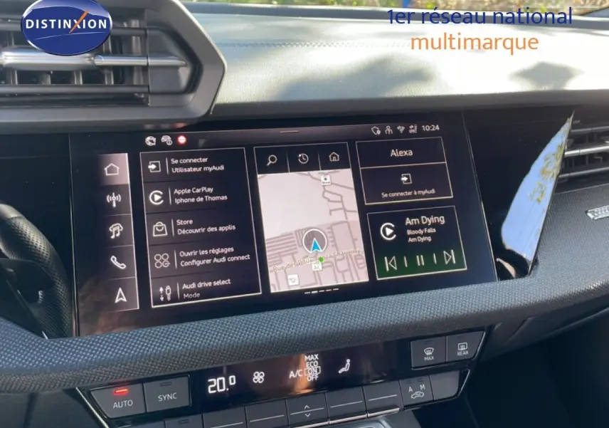 Vue rapprochée de l’écran tactile central de l’Audi A3 Sportback 2025 bleu Navarre, affichant navigation et commandes multimédia.