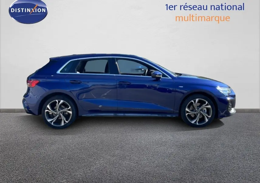 Audi A3 Sportback 40 TFSIe S-Line bleu Navarre métal vue de profil côté gauche, roues alliage et lignes dynamiques visibles.
