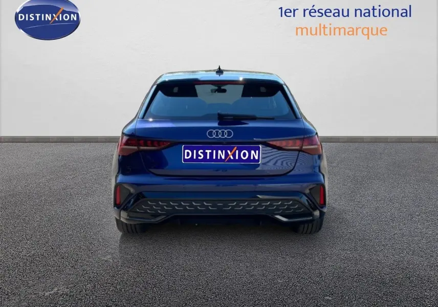 Vue arrière d'une Audi A3 Sportback 40 TFSIe hybride rechargeable en bleu Navarre métal, avec logo et feux LED distinctifs.