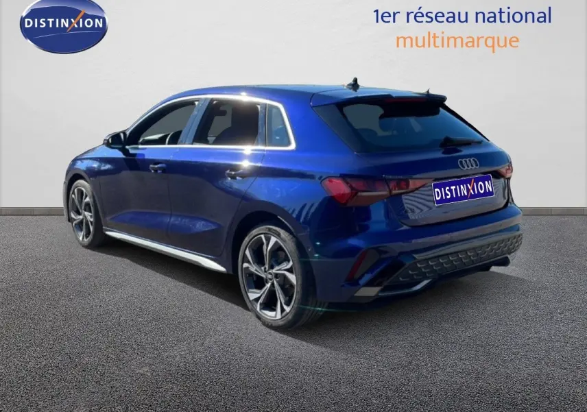 Audi A3 Sportback bleu Navarre métal vue 3/4 arrière droit, avec jantes alliage et finition S-Line.