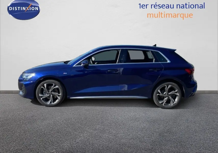 Audi A3 Sportback 40 TFSIe bleu Navarre métal vue de profil côté gauche sur fond clair.
