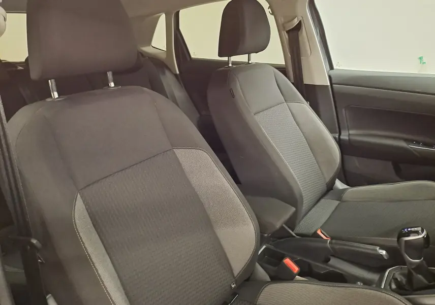 Vue intérieure des sièges avant en tissu gris de la Volkswagen Polo 1.0 TSI 95 VW Edition 2025 avec boîte automatique.