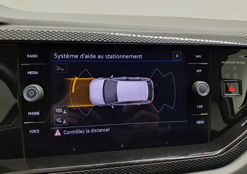 Écran intérieur du système d'aide au stationnement de la Volkswagen Polo gris cendre, vue du tableau de bord.