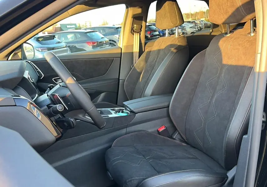 Vue intérieure côté conducteur du DS7 1.5 BlueHDi noir, sièges en alcantara avec surpiqûres contrastées.