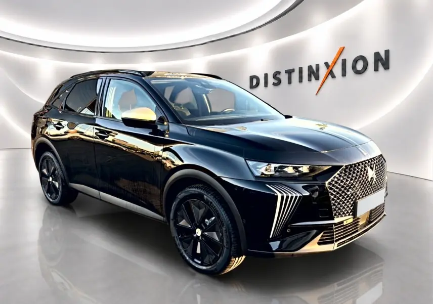 DS7 1.5 BlueHDi 130 noir en 3/4 avant droit, avec calandre distinctive et jantes noires brillantes.