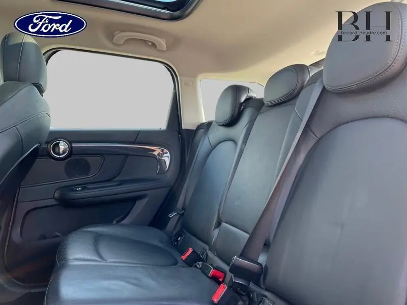 Vue intérieure côté droit des sièges arrière en cuir noir du MINI COUNTRYMAN Cooper SE 2018 avec toit panoramique.