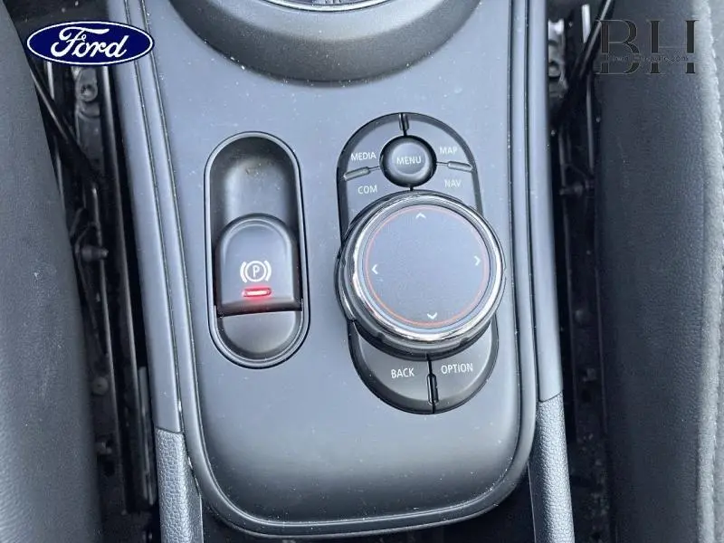 Gros plan sur la molette de commande multimédia et frein à main électrique du MINI Countryman Moonwalk Grey.