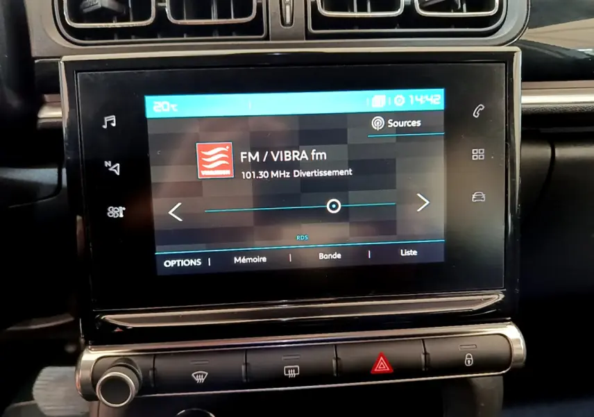 Écran tactile central affichant la radio FM dans l'habitacle noir de la Citroën C3 PureTech 2019.