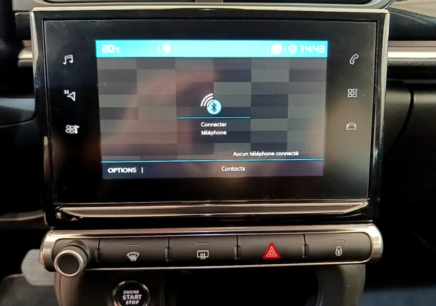 Écran tactile central allumé avec interface Bluetooth sur le tableau de bord noir de la Citroën C3 gris clair 2019.