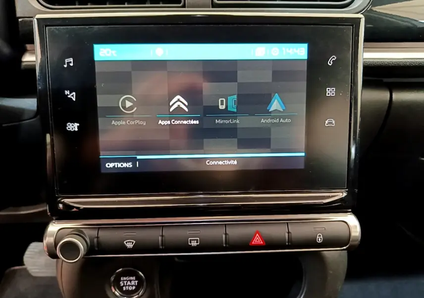 Écran tactile central affichant Apple CarPlay et Android Auto dans l'habitacle d'une Citroën C3 gris clair.