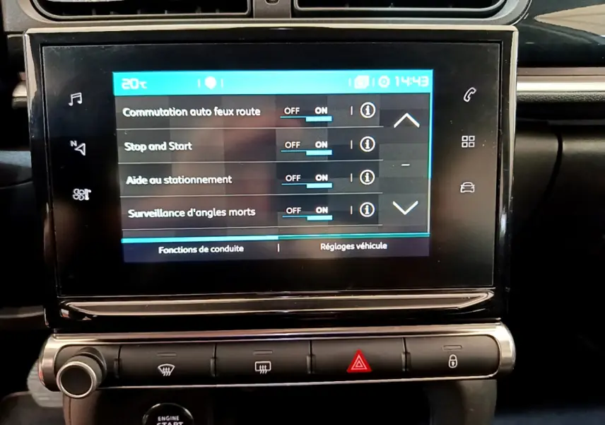 Écran tactile central affichant les réglages d’aide à la conduite dans une Citroën C3 gris clair de 2019.