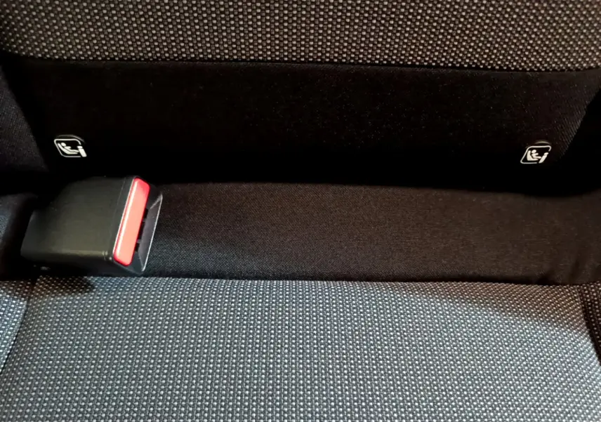 Gros plan sur l'assise arrière noire de la Citroën C3 avec boucle de ceinture et indicateurs Isofix visibles.