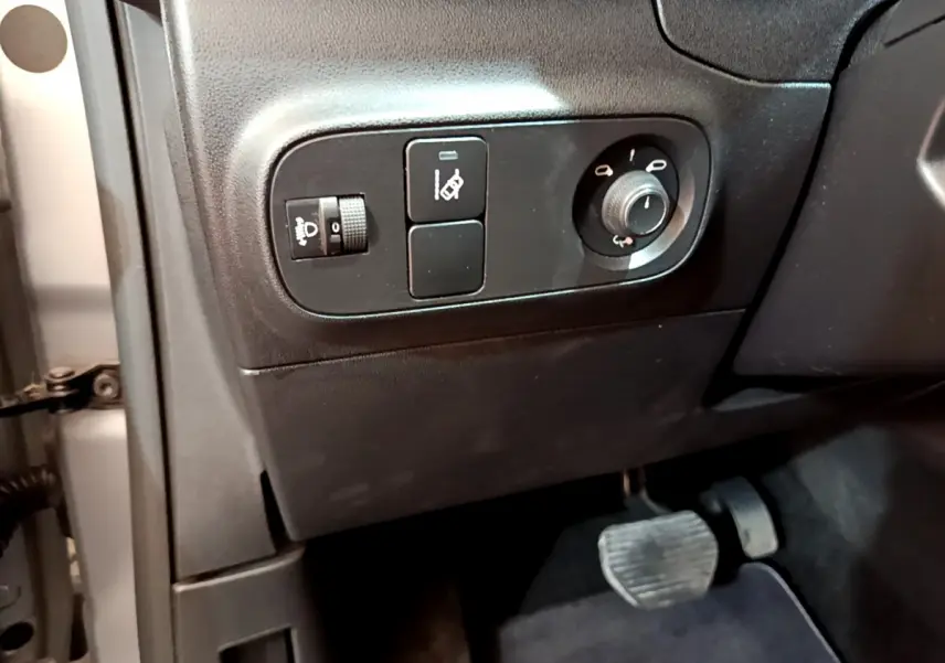 Vue rapprochée côté gauche du tableau de bord noir de la Citroën C3 gris clair, avec commandes d'éclairage et réglages.