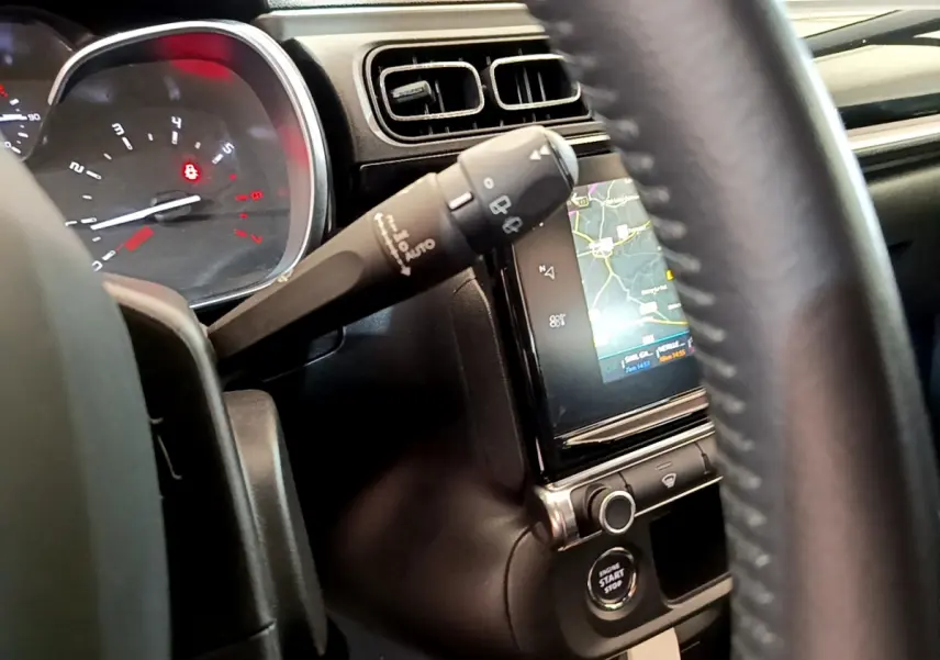 Intérieur de la Citroën C3 2019, vue rapprochée du tableau de bord avec écran tactile et volant cuir noir.
