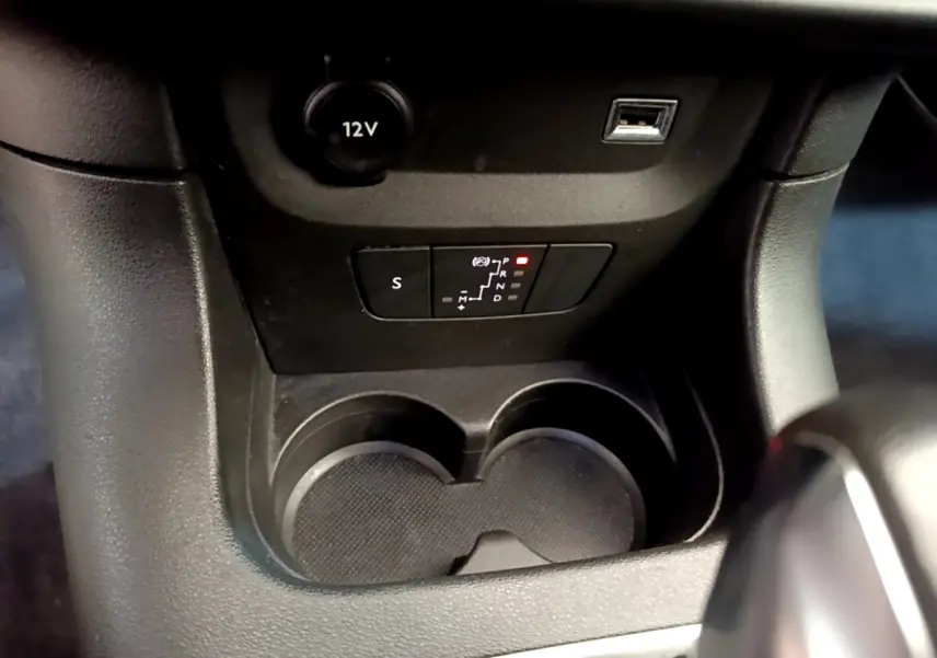 Gros plan sur la console centrale noire de la Citroën C3 2019, montrant la commande de boîte automatique et prises 12V et USB.